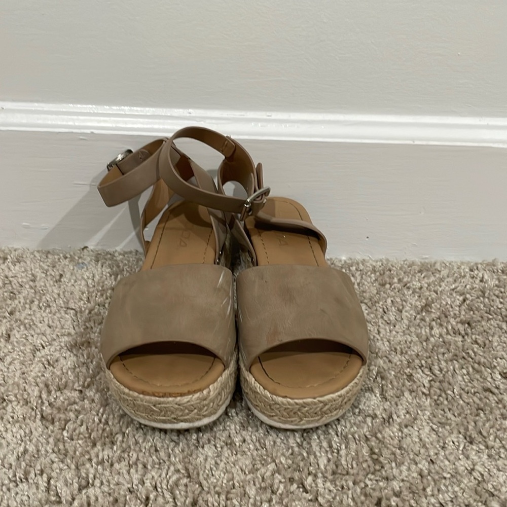 Soda platform sandals